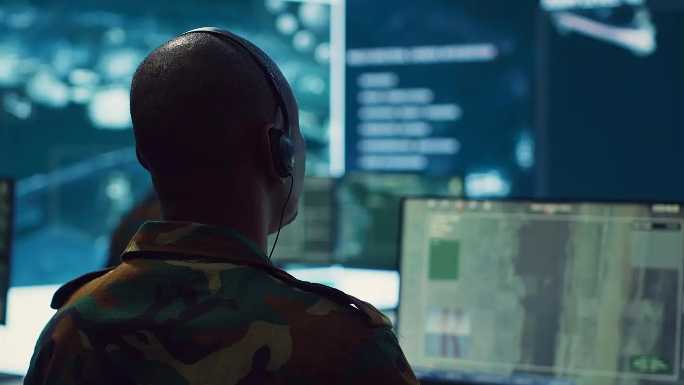 Военнослужащие применяют национальные протоколы безопасности, проверяя все корабли.