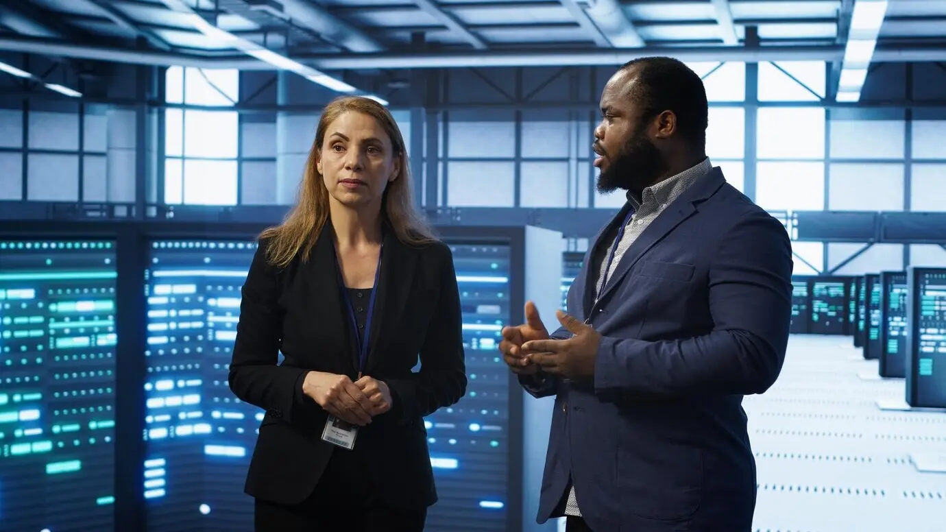 Инженер и коллега работают над обеспечением безопасности серверов с использованием технологий дополненной реальности.