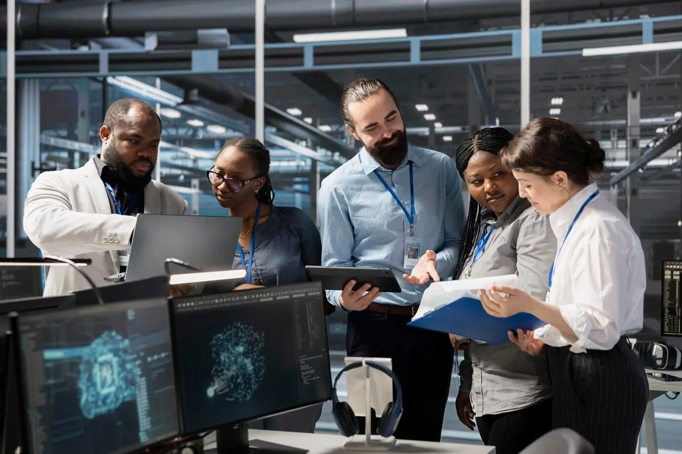 Инженерная команда совместно работает в центре обработки данных с технологиями ИИ.